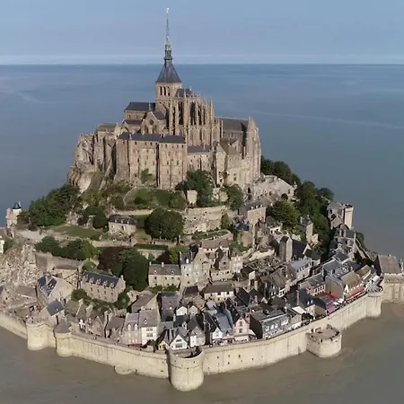 Familiale Proche Mont St Michel Couette-café Juilley