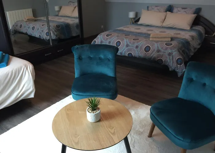 Familiale Proche Mont St Michel Bed & Breakfast 3*