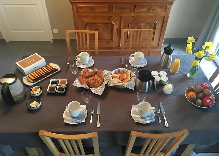 Familiale Proche Mont St Michel Bed & Breakfast 3*